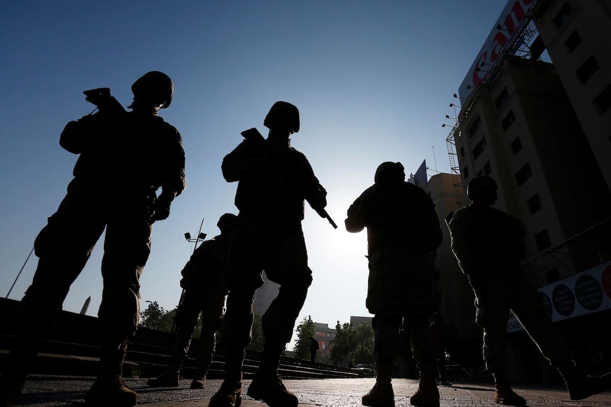 Toque de queda y militares en las calles, un “déjà vu” del Chile de Pinochet (Foto: EFE)
