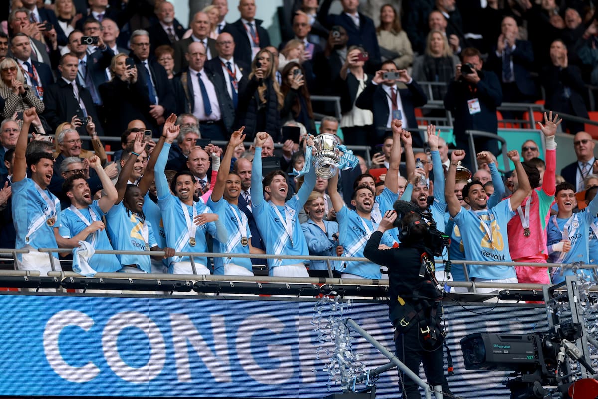 LONDON (United Kingdom), 16/05/2026.- Manchester City's players celebrate with the cup after winning the English FA Cup final match Chelsea FC against Manchester City, in London, Britain, 16 May 2026. (Reino Unido, Londres) EFE/EPA/NEIL HALL EDITORIAL USE ONLY. No use with unauthorized audio, video, data, fixture lists, club/league logos, 'live' services or NFTs. Online in-match use limited to 120 images, no video emulation. No use in betting, games or single club/league/player publications.