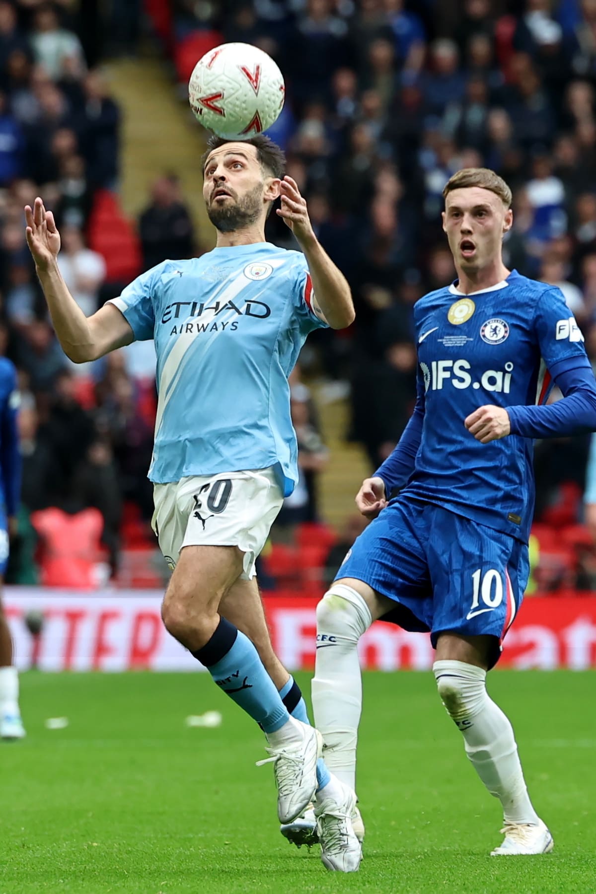 LONDON (United Kingdom), 16/05/2026.- Manchester City's Beranardo Silva (L) in action against Chelsea's Cole Palmer (R) during the English FA Cup final match Chelsea FC against Manchester City, in London, Britain, 16 May 2026. (Reino Unido, Londres) EFE/EPA/NEIL HALL EDITORIAL USE ONLY. No use with unauthorized audio, video, data, fixture lists, club/league logos, 'live' services or NFTs. Online in-match use limited to 120 images, no video emulation. No use in betting, games or single club/league/player publications.