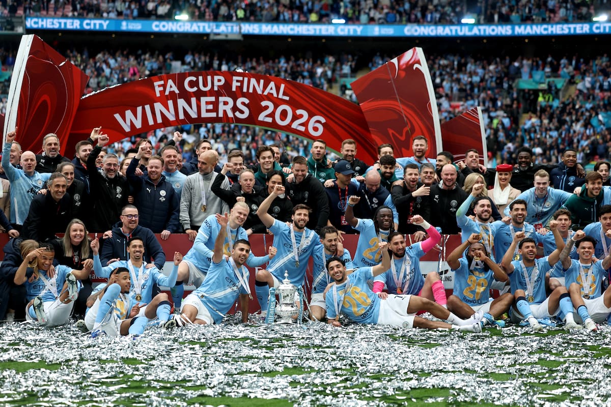 LONDON (United Kingdom), 16/05/2026.- Manchester City's players celebrate with the cup after winning the English FA Cup final match Chelsea FC against Manchester City, in London, Britain, 16 May 2026. (Reino Unido, Londres) EFE/EPA/NEIL HALL EDITORIAL USE ONLY. No use with unauthorized audio, video, data, fixture lists, club/league logos, 'live' services or NFTs. Online in-match use limited to 120 images, no video emulation. No use in betting, games or single club/league/player publications.