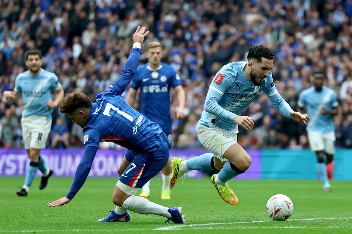 LONDON (United Kingdom), 16/05/2026.- Manchester City's Rayan Cherki (R) in action against Chelsea's Pedro Neto (L) during the English FA Cup final match Chelsea FC against Manchester City, in London, Britain, 16 May 2026. (Reino Unido, Londres) EFE/EPA/NEIL HALL EDITORIAL USE ONLY. No use with unauthorized audio, video, data, fixture lists, club/league logos, 'live' services or NFTs. Online in-match use limited to 120 images, no video emulation. No use in betting, games or single club/league/player publications.