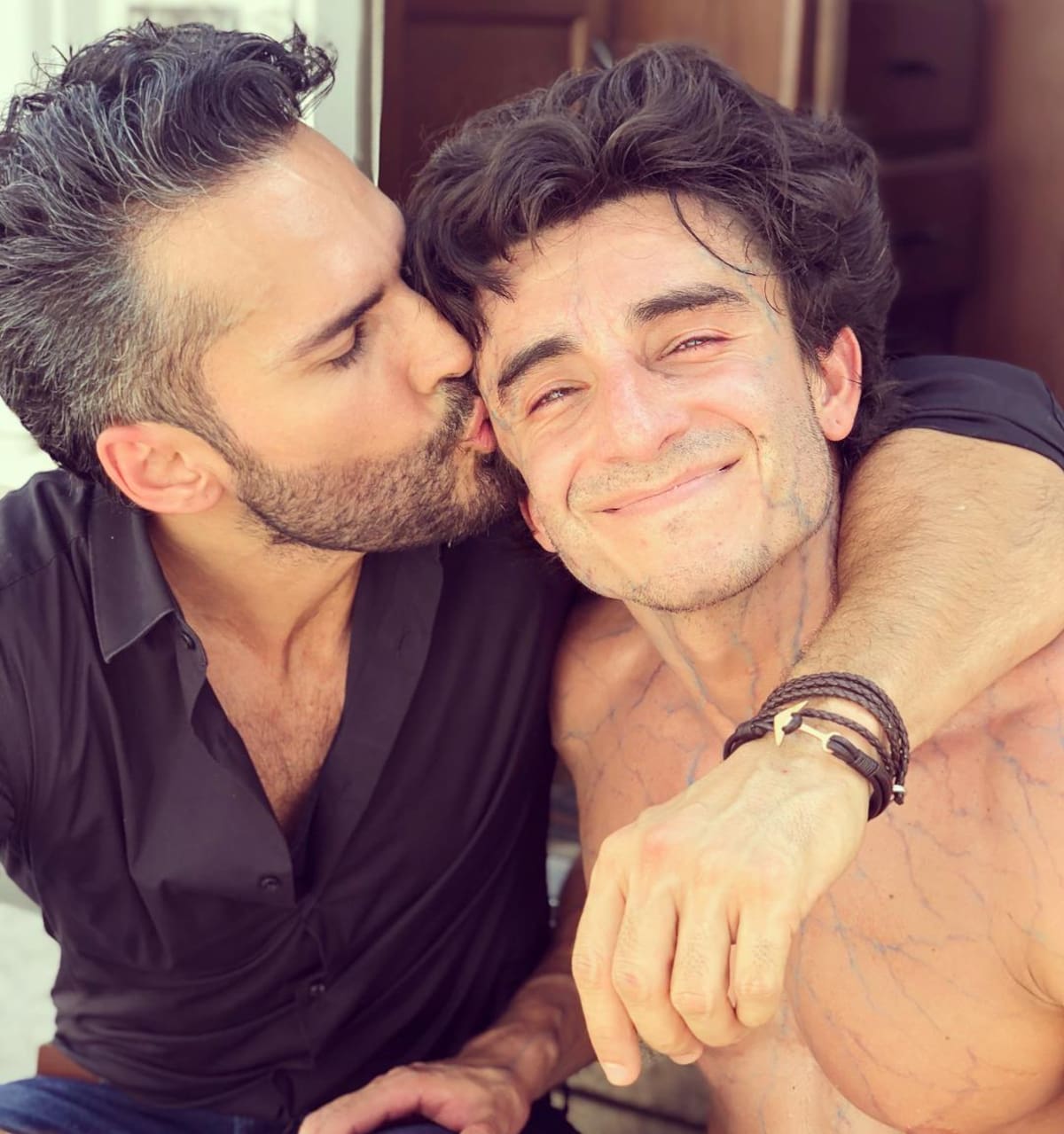 Fabián Ríos pide orar por Francisco Bolívar tras reportarse su inesperada salida de la nueva temporada de ‘Sin senos sí hay paraíso’. Esto es lo que se sabe sobre la salud del querido intérprete de ‘Jota’.