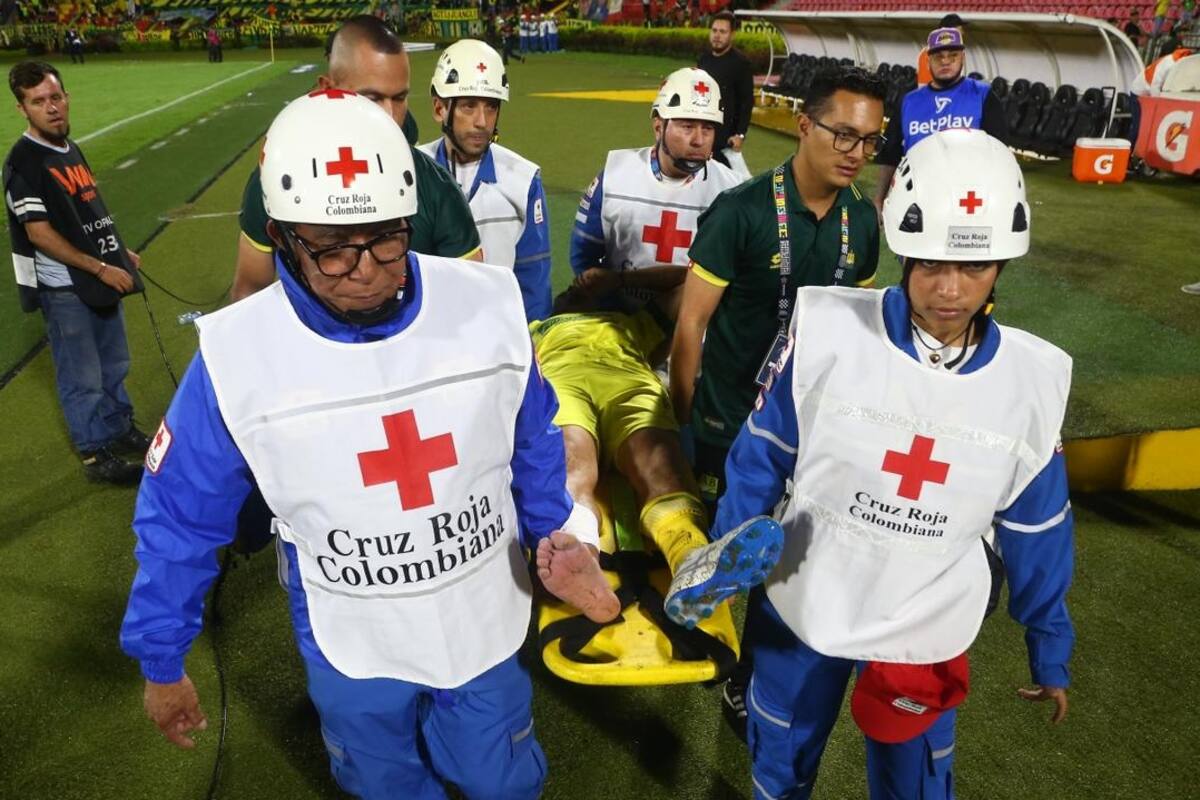Fabián Sambueza sufrió una dura entrada de Daniel Torres, que lo forzó a abandonar el campo en camilla, en el partido entre Bucaramanga y Santa Fe. Foto: Jaime Moreno.
