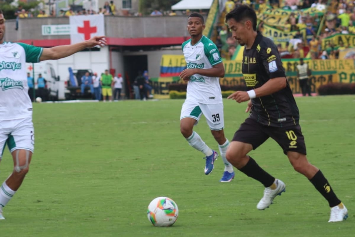 Fabián Sambueza, mediocampista de Atlético Bucaramanga, confesó que llamó "cagón" al árbitro del partido entre Atlético Bucaramanga y Deportivo Cali. Foto: Franz Rey.