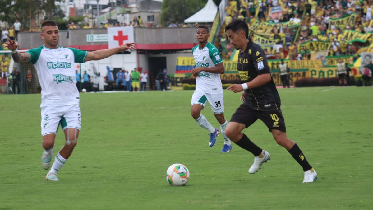 Fabián Sambueza, mediocampista de Atlético Bucaramanga, confesó que llamó "cagón" al árbitro del partido entre Atlético Bucaramanga y Deportivo Cali. Foto: Franz Rey.