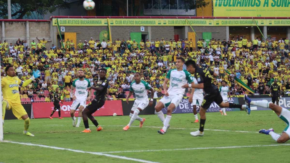 Fabián Sambueza, mediocampista de Atlético Bucaramanga, confesó que llamó "cagón" al árbitro del partido entre Atlético Bucaramanga y Deportivo Cali. Foto: Franz Rey.