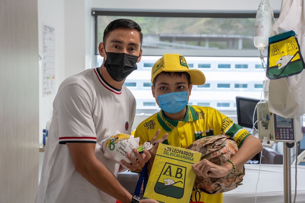 Fabián Sambueza le cumplió el sueño a Yefran, un “guerrero” de la unidad de oncología pediátrica del HIC. Foto: cortesía Fundación Cardiovascular de Colombia.