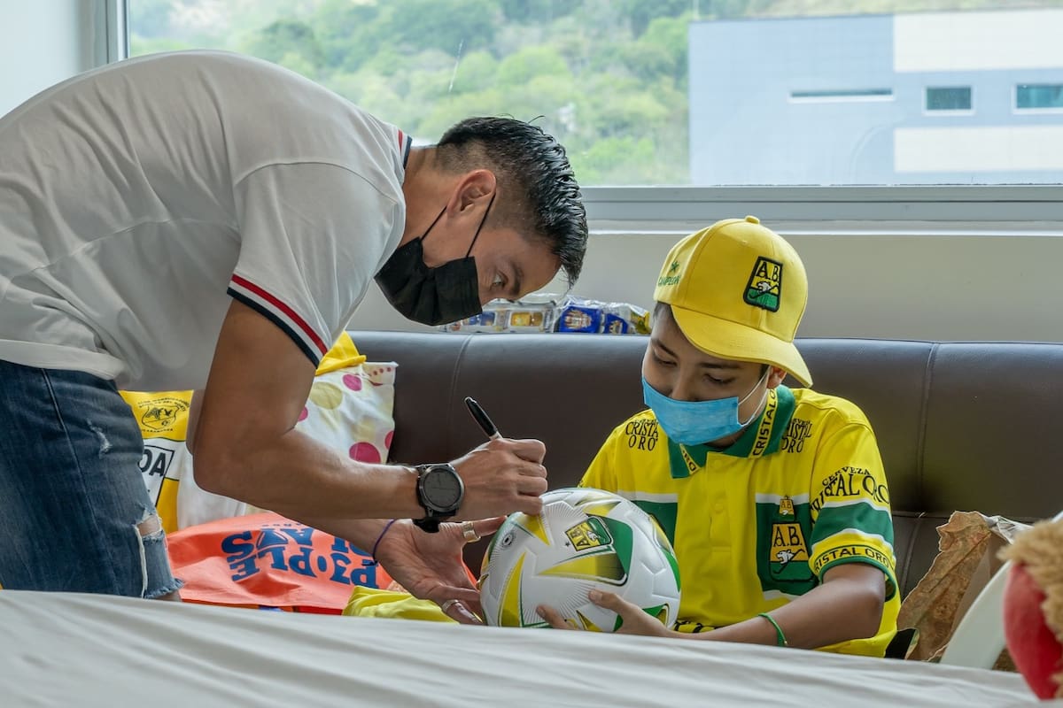 Fabián Sambueza le cumplió el sueño a Yefran, un “guerrero” de la unidad de oncología pediátrica del HIC. Foto: cortesía Fundación Cardiovascular de Colombia.