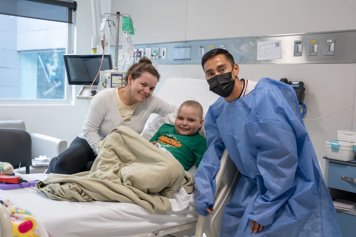 Fabián Sambueza le cumplió el sueño a Yefran, un “guerrero” de la unidad de oncología pediátrica del HIC. Foto: cortesía Fundación Cardiovascular de Colombia.