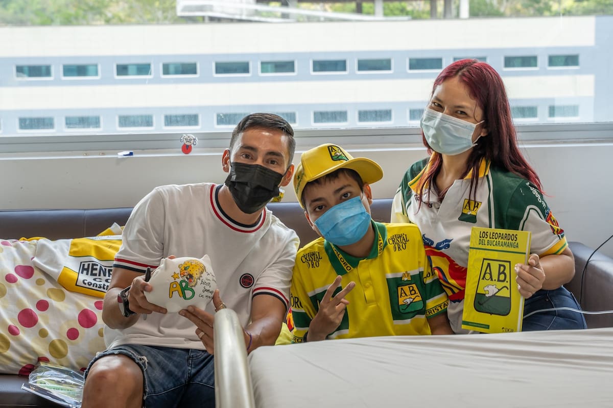 Fabián Sambueza le cumplió el sueño a Yefran, un “guerrero” de la unidad de oncología pediátrica del HIC. Foto: cortesía Fundación Cardiovascular de Colombia.