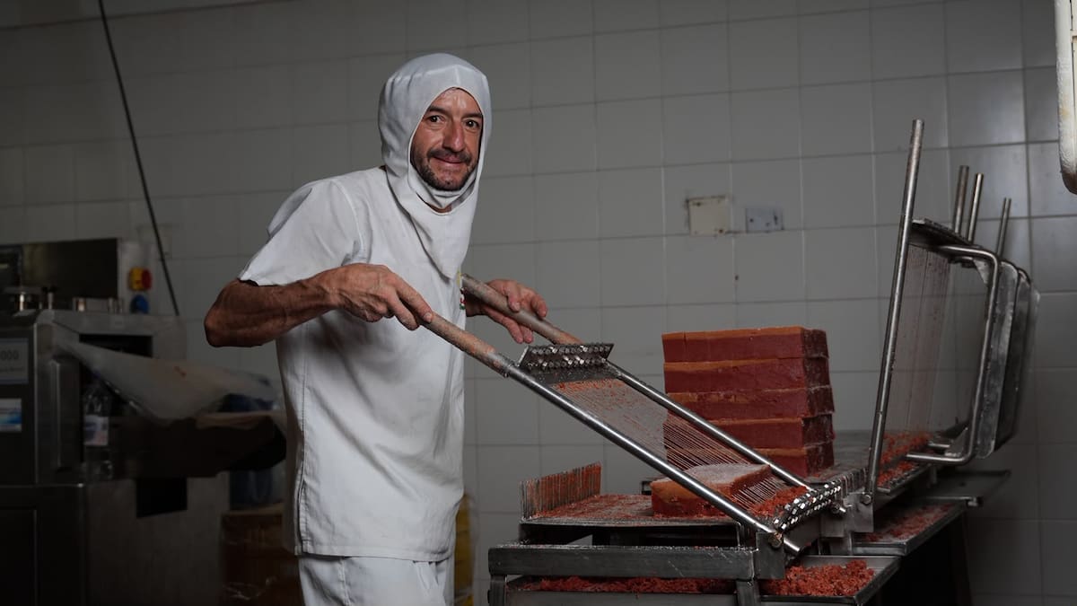 En la fábrica de Bocadillos El Águila, el proceso de elaboración conserva técnicas tradicionales para transformar la guayaba en uno de los productos más representativos de la región. Foto: Fábrica de Bocadillos El Águila / Suministrada