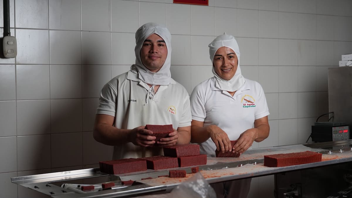 Trabajadores de la fábrica de Bocadillos El Águila participan en el proceso de corte y preparación del bocadillo veleño, elaborado a base de guayaba. Foto: Fábrica de Bocadillos El Águila / Suministrada