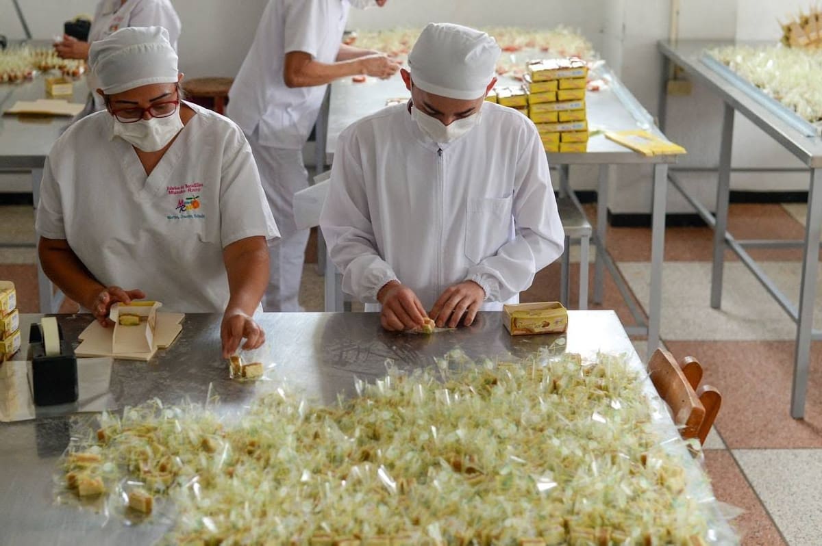 Entre cajas, envolturas y bocadillos recién empacados transcurre parte de la jornada en Mundo Raro, una de las fábricas que mantiene viva la tradición del dulce veleño. Foto: Archivo de Gustavo Petro / Facebook, 2022