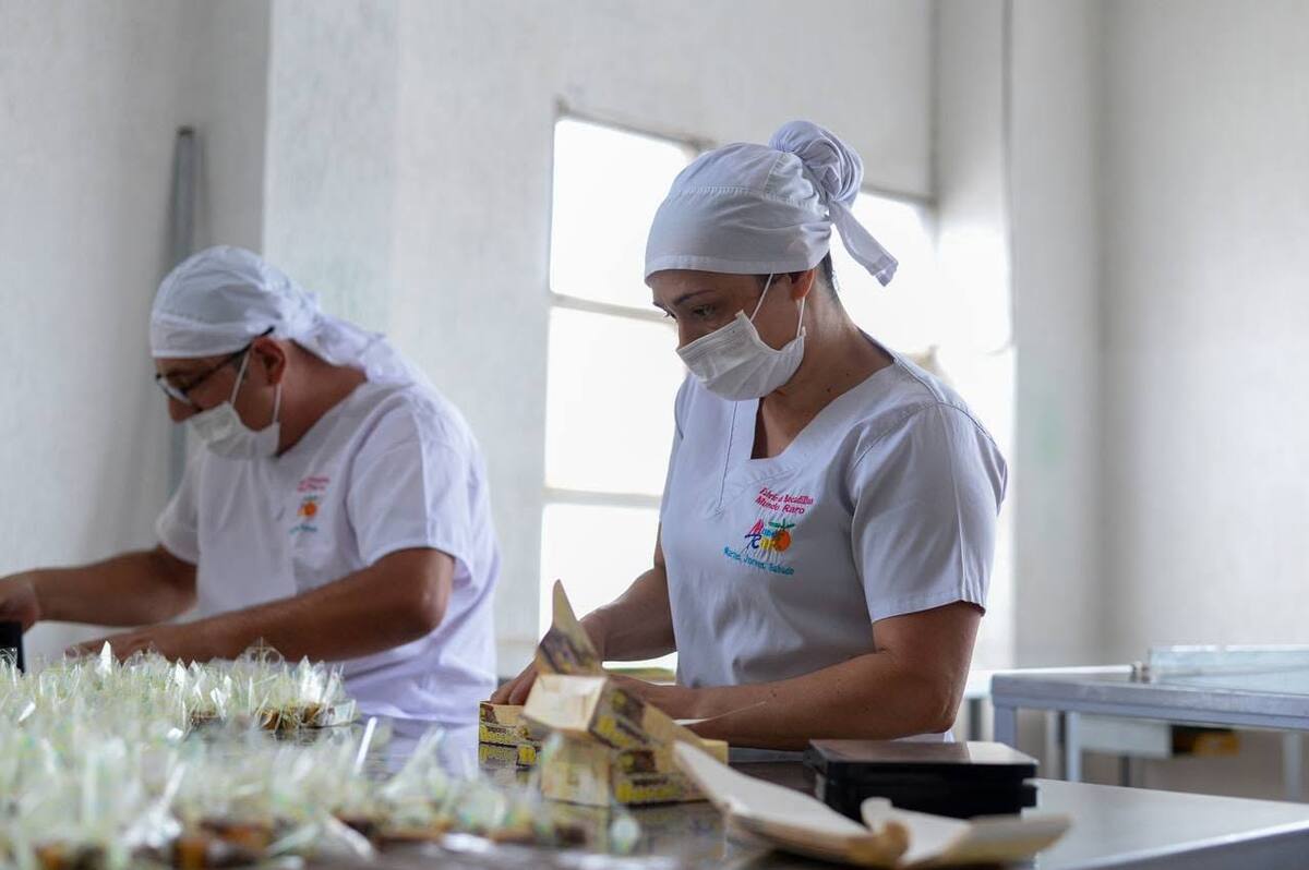 Trabajadores de la Fábrica de Bocadillos Mundo Raro realizan el proceso de empaque del bocadillo, una labor que conserva buena parte de su carácter artesanal en Vélez. Foto: Archivo de Gustavo Petro / Facebook, 2022
