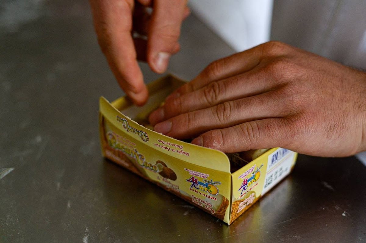 Cada pieza de bocadillo es acomodada y empacada manualmente en Mundo Raro, una fábrica cuya historia familiar se remonta a 1957. Foto: Archivo de Gustavo Petro / Facebook, 2022