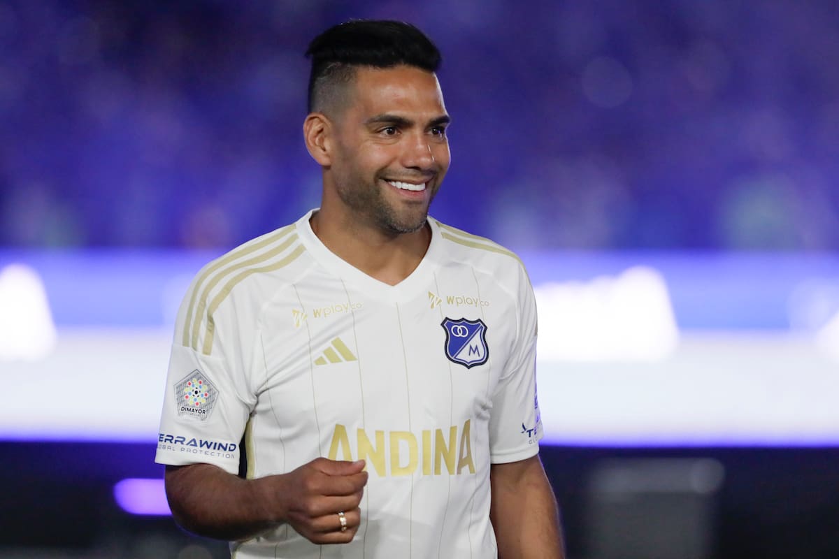 AME2443. BOGOTÁ (COLOMBIA), 16/07/2024.- El jugador colombiano Radamel Falcao García posa durante su presentación como nuevo futbolista de Millonarios este martes, en Bogotá (Colombia). Falcao García fue presentado como nuevo jugador de Millonarios ante más de 30.000 personas que llegaron hasta el estadio El Campín de Bogotá, donde elevaron banderas, cantaron y aplaudieron al fichaje más sonado de las últimas décadas en el fútbol colombiano. EFE/ Carlos Ortega