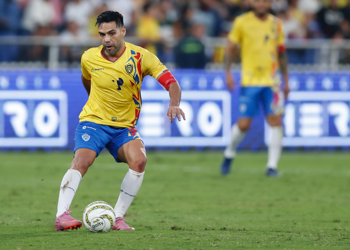 AME9814. CALI (COLOMBIA), 20/12/2025.- El jugador colombiano Falcao García controla un balón, durante el partido de Capitanes Legendarios como despedida al jugador colombiano Mario Alberto Yepes, en el estadio Pascual Guerrero, en Cali (Colombia) EFE/ Ernesto Guzmán