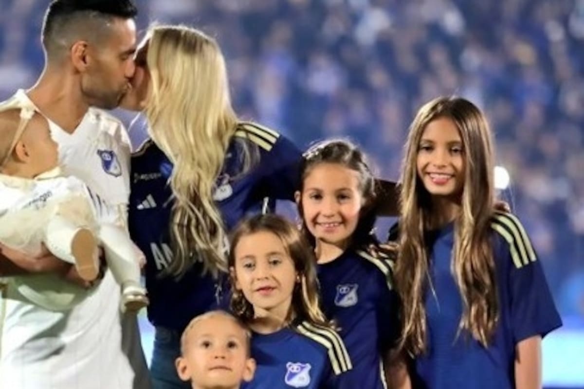 Falcao García junto con su familia en su presentación como jugador de Millonarios. (Foto: EFE / VANGUARDIA).