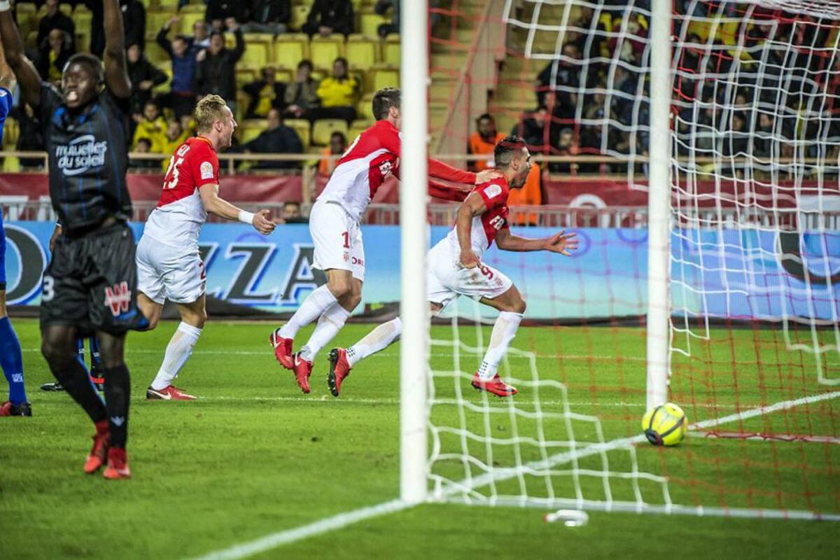 Así celebró el delantero colombiano Falcao García su gol, que le significó al Mónaco igualar 2-2 con Niza en el clásico de la Costa Azul francesa. (Foto: Tomada de www.asmonaco.com / VANGUARDIA LIBERAL)