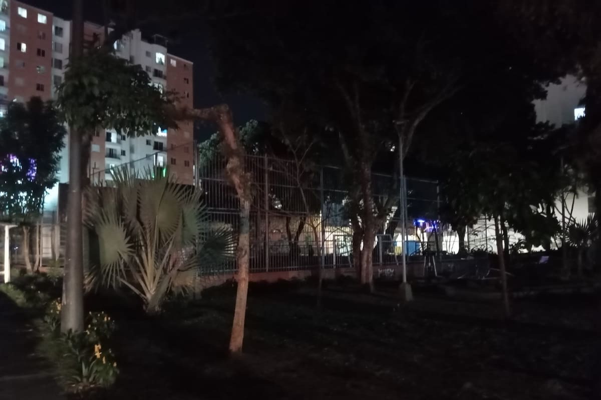 La cancha múltiple, los juegos infantiles y el gimnasio al aire libre, en el barrio Conucos, se encuentran en completa oscuridad. (Foto: suministrada / VANGUARDIA)