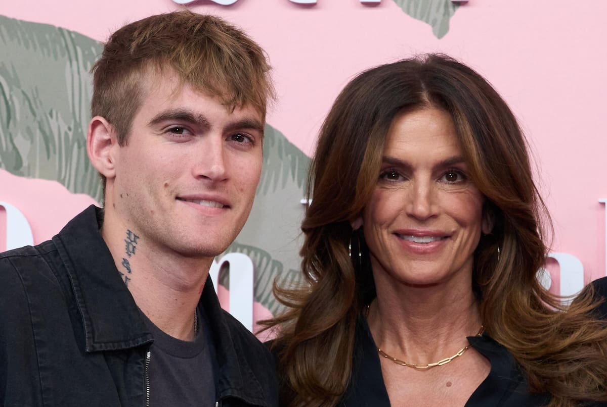 Fotografía de archivo, tomada en marzo de 2024, en la que se captó a la modelo estadounidense Cindy Crawford (d) junto a su hijo Presley Gerber, en Beverly Hills (CA, EE.UU.). Gerber falleció este domingo a los 27 años de edad. EFE/Allison Dinner