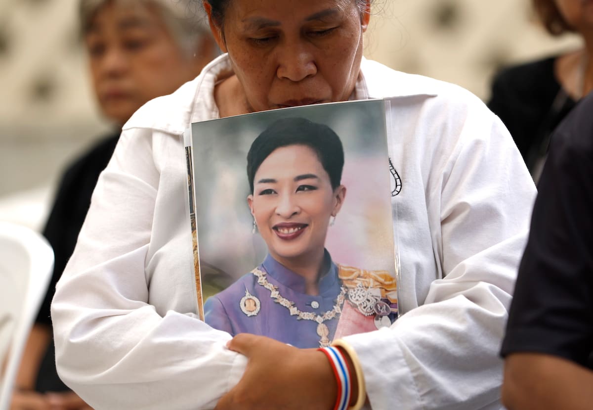Una tailandesa sostiene una fotografía de la princesa Bajrakitiyabha, primogénita del rey Vajiralongkorn de Tailandia, quien falleció tras una larga enfermedad.
EFE/EPA/RUNGROJ YONGRIT