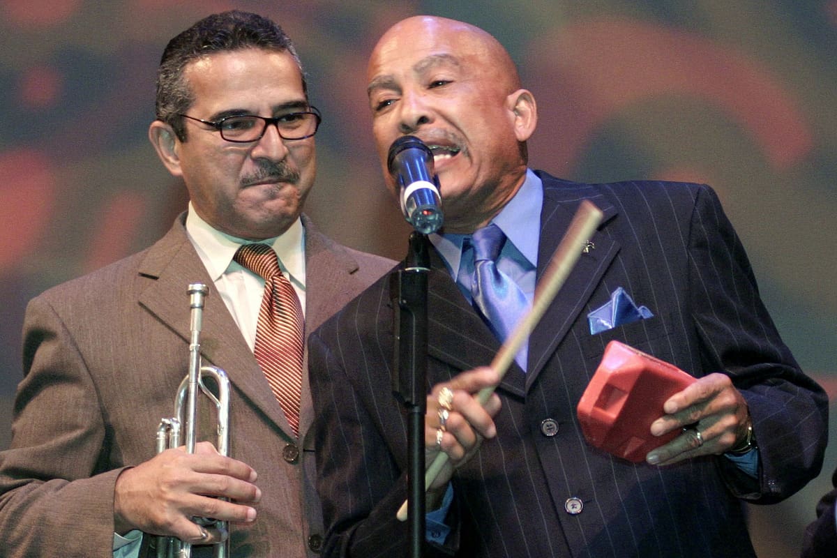 Fotografía de archivo del 1 de marzo de 2007 de uno de los cantantes de El Gran Combo de Puerto Rico Papo Rosario (d), en San Juan (Puerto Rico). 'Papo' Rosario, quien por 38 años fue uno de los cantantes de El Gran Combo de Puerto Rico, falleció este viernes a sus 78 años por complicaciones de salud, seis días después de la muerte del exdirector de esa misma orquesta, Rafael Ithier. EFE/ Thais Llorca/ ARCHIVO