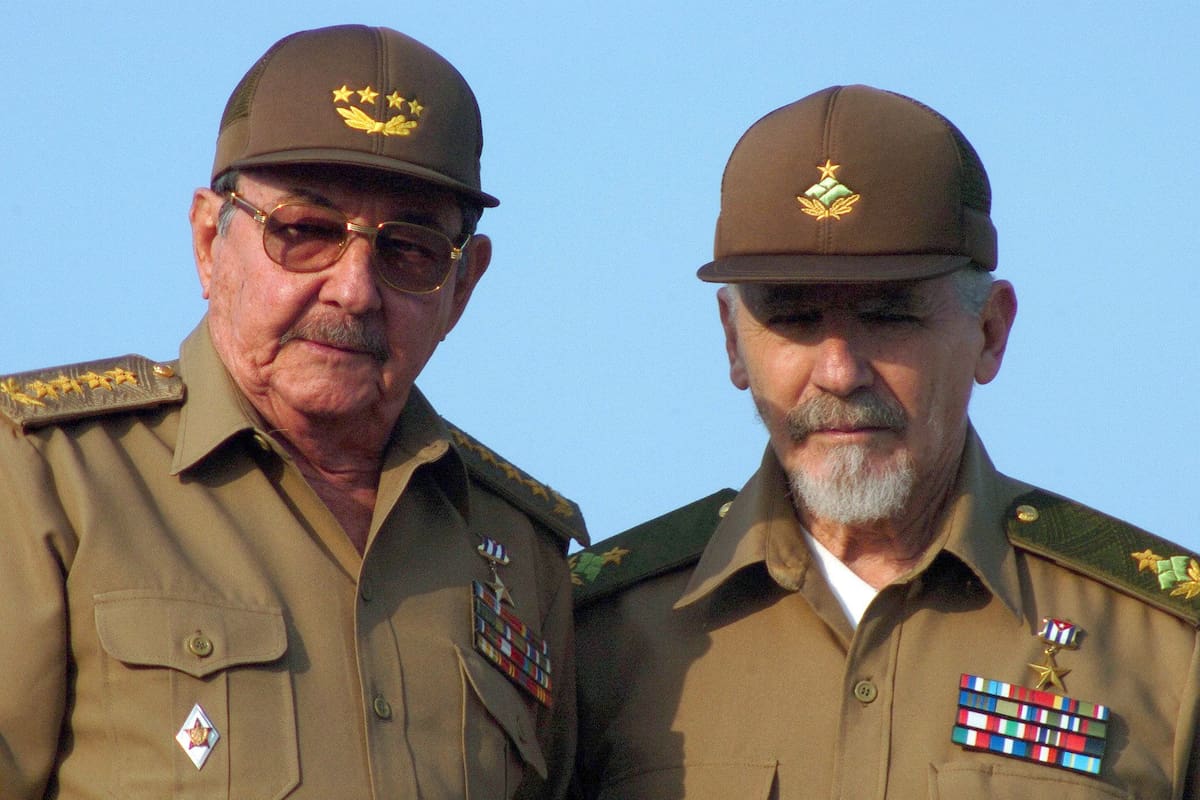 Fotografía de archivo del expresidente de Cuba Raúl Castro (i) y el comandante de la revolución Ramiro Valdés Menéndez. EFE/Alejandro Ernesto