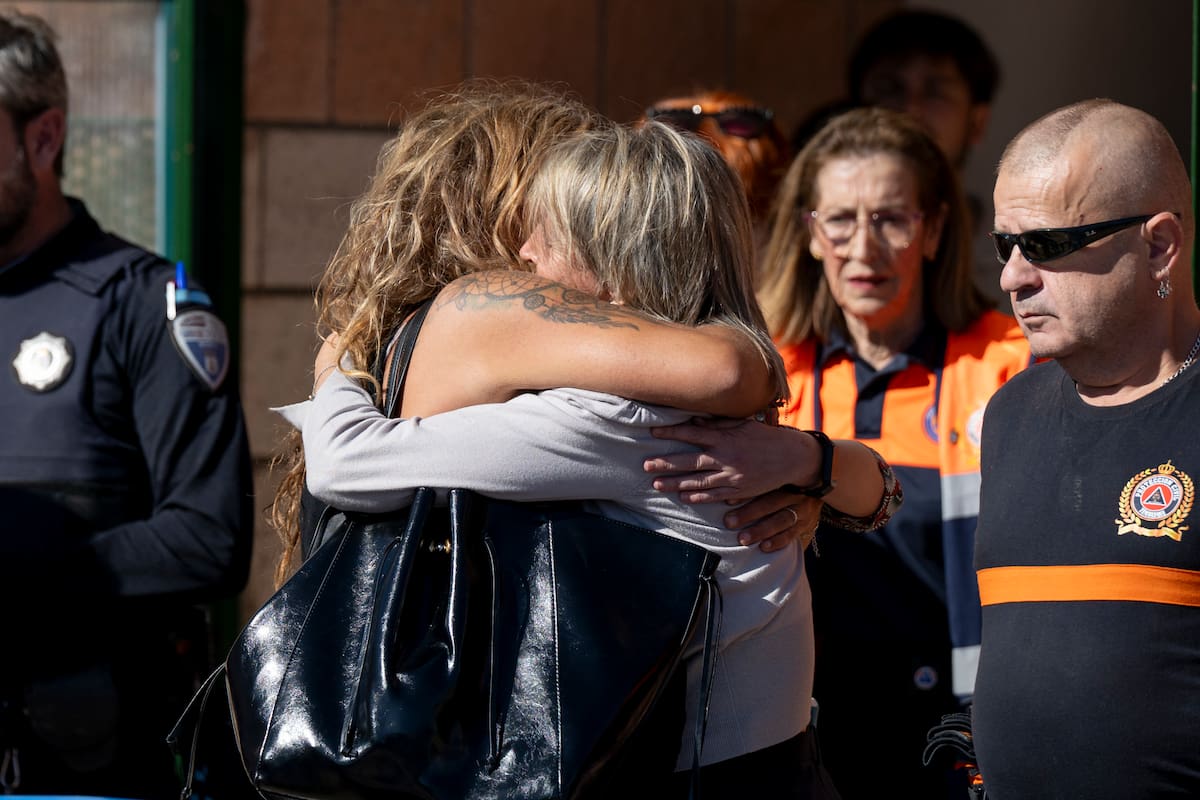 Dos mujeres se abrazan este miércoles en el pabellón municipal de Urda (Toledo), que se ha habilitado como espacio principal para la llegada de los heridos más leves del accidente en el que han colisionado un tren Ave de Renfe con otro de Iryo El siniestro arroja hasta ahora un balance de al menos 64 personas muertas y decenas de heridos. EFE/Jesús Monroy