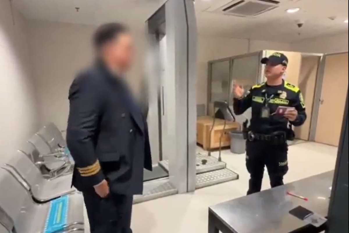 Falso piloto español fue detenido en El Dorado cuando llevaba 10 kilos de cocaína. | Foto: Tomado de X, Mauricio Vanegas, @Marovaan