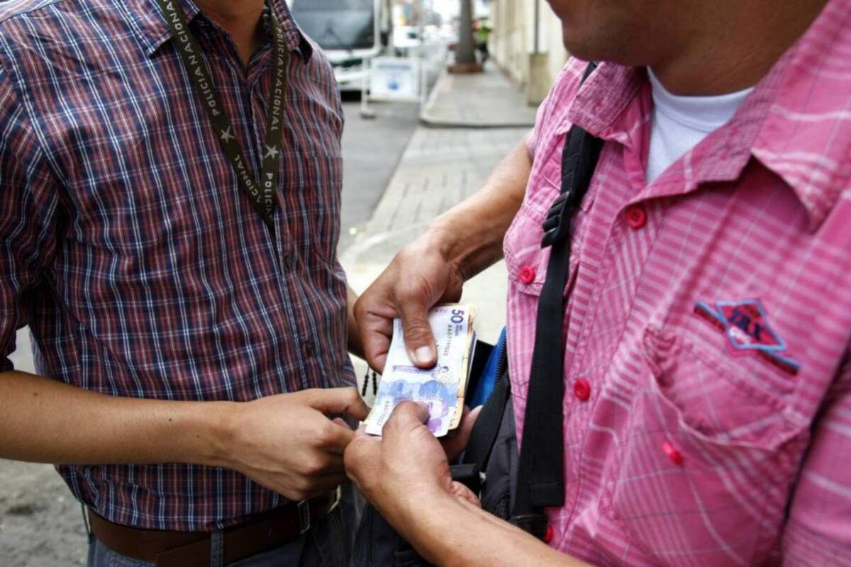 Los falsos policías de la Sijín llevaban una supuesta identificación con la que engañaron a un ganadero para despojarlo de 12 millones 326 mil pesos. (Foto: Fotoilustración / VANGUARDIA LIBERAL)