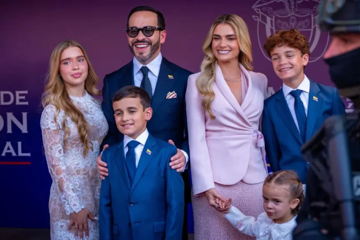 El presidente de Colombia, Abelardo de la Espriella, su esposa, Ana Lucía Pineda, y sus cuatro hijos —Lucía, Salvador, Filippo y Francesca—, durante la posesión, el pasado 7 de agosto, en Cali. Foto: Presidencia