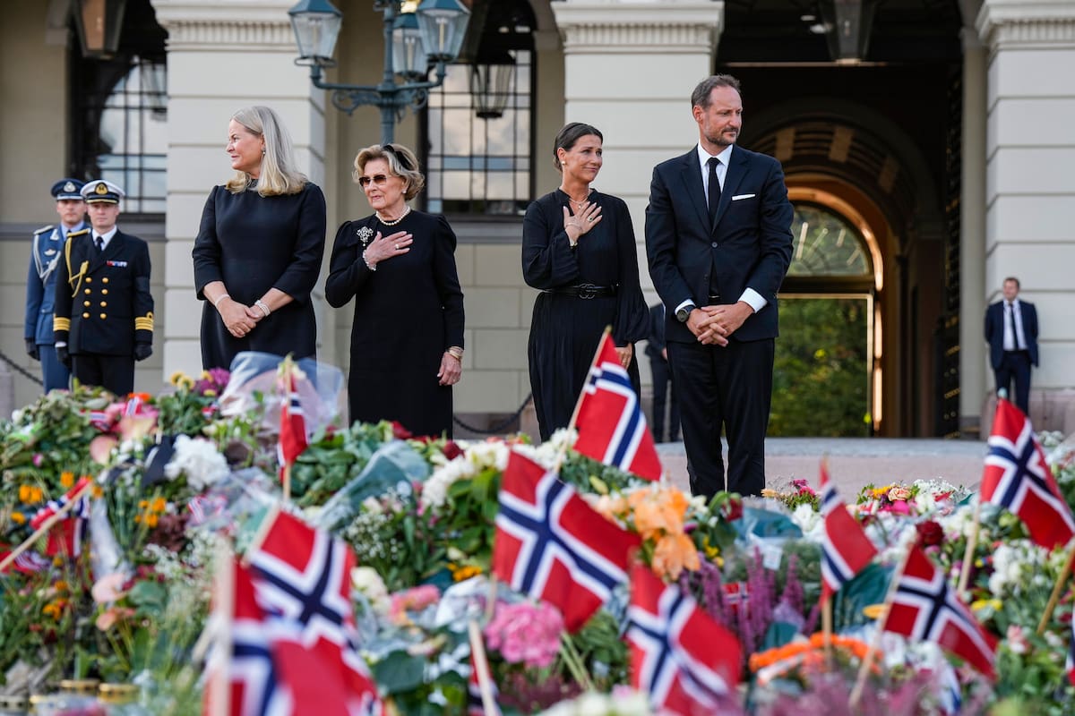 El nuevo rey, Haakon VIII, encabezó junto a la familia real la procesión con los restos de Harald V.