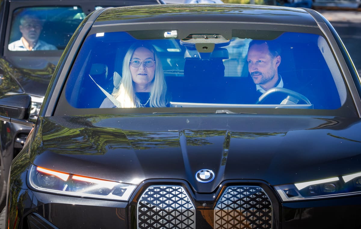 El príncipe heredero Haakon de Noruega (d) y la princesa heredera Mette-Marit (i) salen del Rikshospitalet, donde el rey Harald V recibía tratamiento, en Oslo (Noruega), el 25 de agosto de 2026.