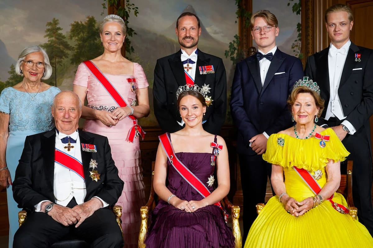 Durante más de tres décadas, el rey Harald V se mantuvo como una figura de unidad, estabilidad y alta aprobación popular. Con su partida, el rey Haakon VIII asume el trono con el desafío de restaurar la confianza institucional y contener el impacto reputacional de estos escándalos en la monarquía de Noruega.