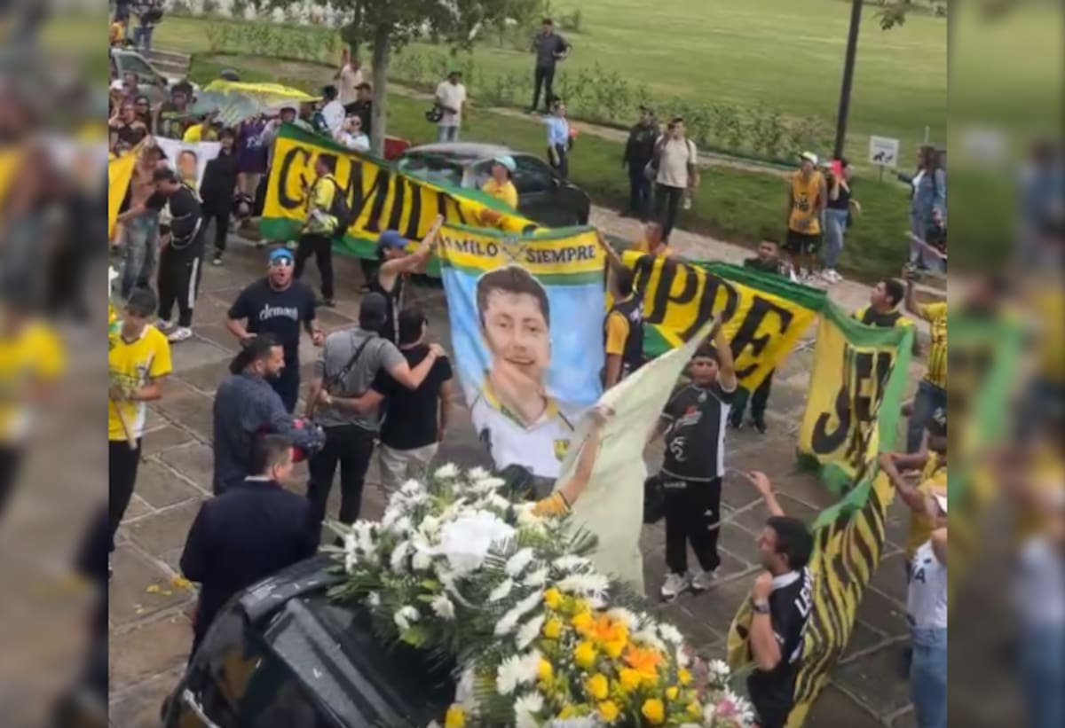 Familiares, amigos e integrantes de la barra Fortaleza Leoparda Sur acompañaron el último adiós a Camilo Andrés Rojas Rey en el Parque Memorial Tierrasanta.