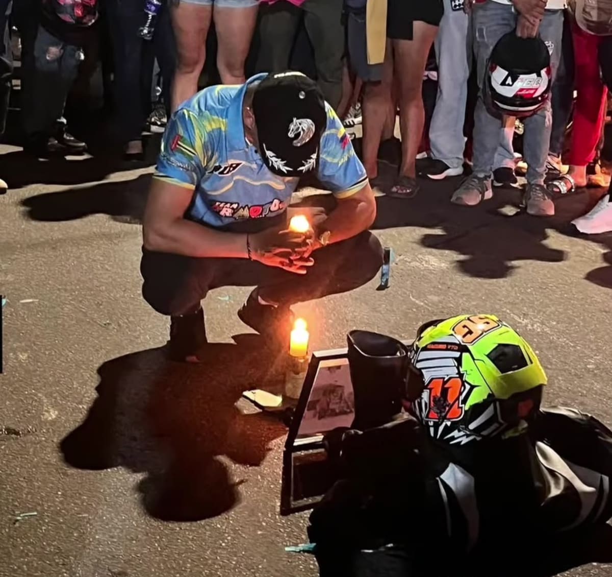 Familiares, amigos y compañeros de motociclismo despidieron a Freddy Rivero Vargas con una velatón realizada en el lugar donde ocurrió el fatal siniestro.