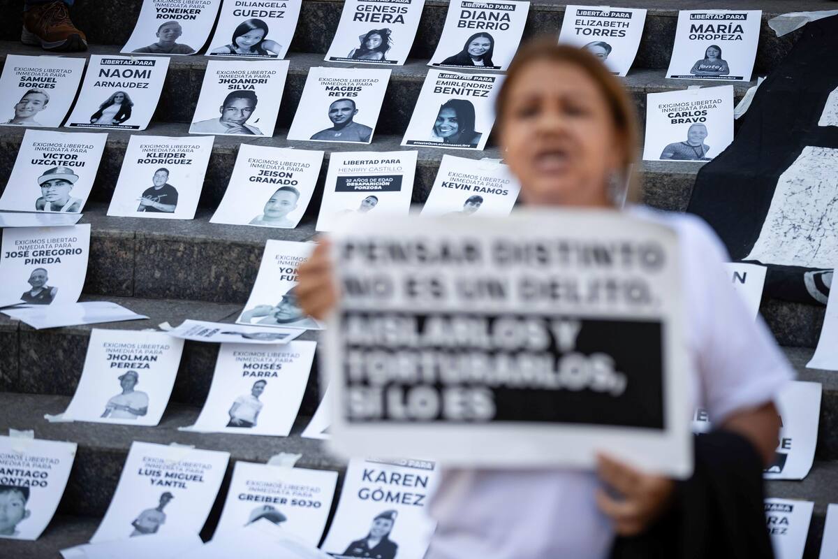 Familiares de presos políticos y activistas de derechos humanos participan en una manifestación en la que instalan una mesa navideña simbólica con los nombres de los detenidos para exigir su liberación, este domingo, en Caracas (Venezuela). EFE/ Ronald Peña R