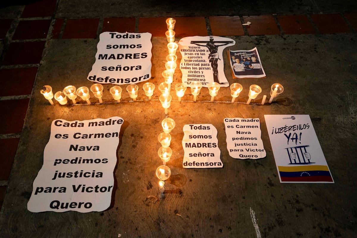 Fotografía que muestra mensajes de apoyo durante una vigilia convocada por familiares de presos políticos en honor al fallecido Víctor Hugo Quero y en solidaridad con su madre Carmén Teresa Navas, este viernes en Caracas (Venezuela). EFE/ Ronald Peña R