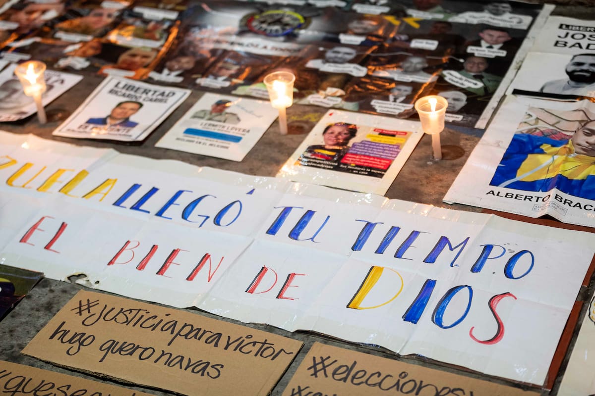 AME641. CARACAS (VENEZUELA), 08/05/2026.- Fotografía que muestra carteles durante una vigilia convocada por familiares de presos políticos en apoyo al fallecido Víctor Hugo Quero, quien murió el año pasado bajo custodia del Estado, este viernes en Caracas (Venezuela). EFE/ Ronald Peña R