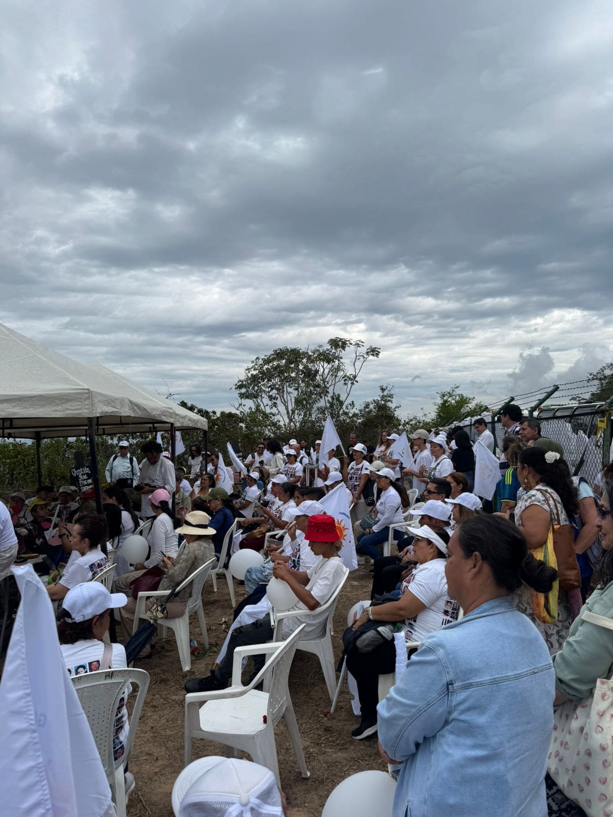 Familiares de víctimas de desaparición forzada participaron en la caravana hacia el Mirador del aeropuerto Palonegro.