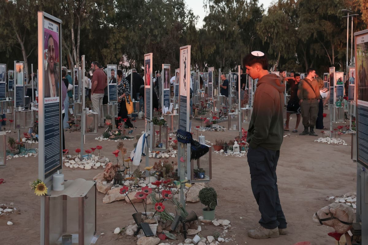 REIM (ISRAEL), 07/10/2026.- Cientos de familiares y amigos se congregaron este miércoles en la explanada donde se celebró el Festival Nova, lugar de la mayor masacre dentro de la oleada de ataques perpetrada por Hamás el 7 de octubre de 2023, para homenajear a sus allegados con la esperanza de que las elecciones en Israel permitan una investigación transparente de lo ocurrido. EFE/ Magda Gibelli