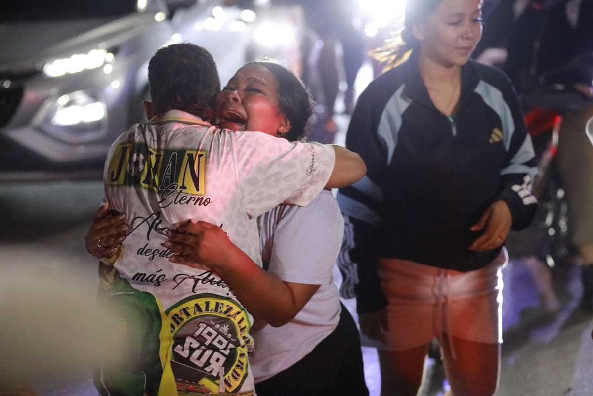 Familiares del joven Juan Sebastián Vela realizaron una velatón en el lugar donde perdió la vida para recordarlo y despedirlo.