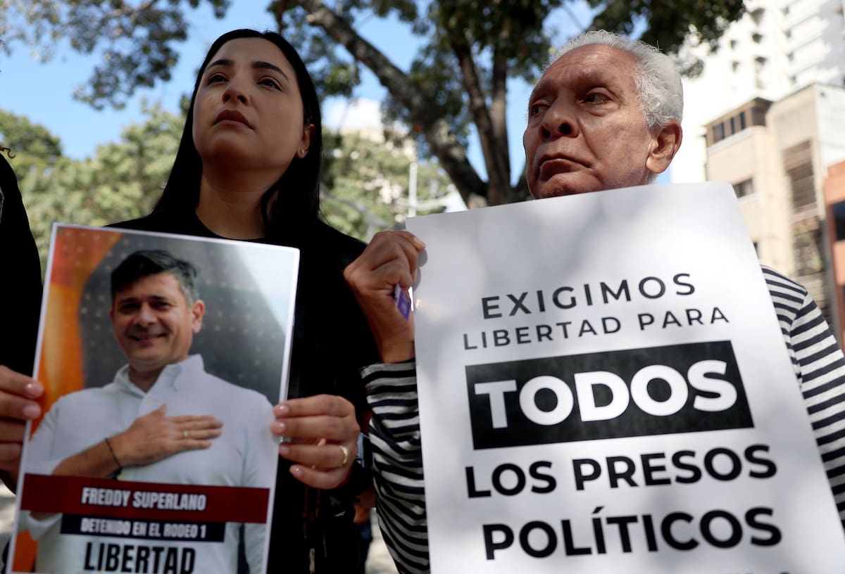 Personas sostienen carteles durante una manifestación para exigir la libertad de los presos políticos frente al Ministerio Público en Caracas (Venezuela). La ONG Comité por la Libertad de los Presos Políticos exigió la libertad de todos los detenidos, tras el anuncio de las autoridades de la excarcelación de un "número importante de personas". EFE/ Miguel Gutiérrez