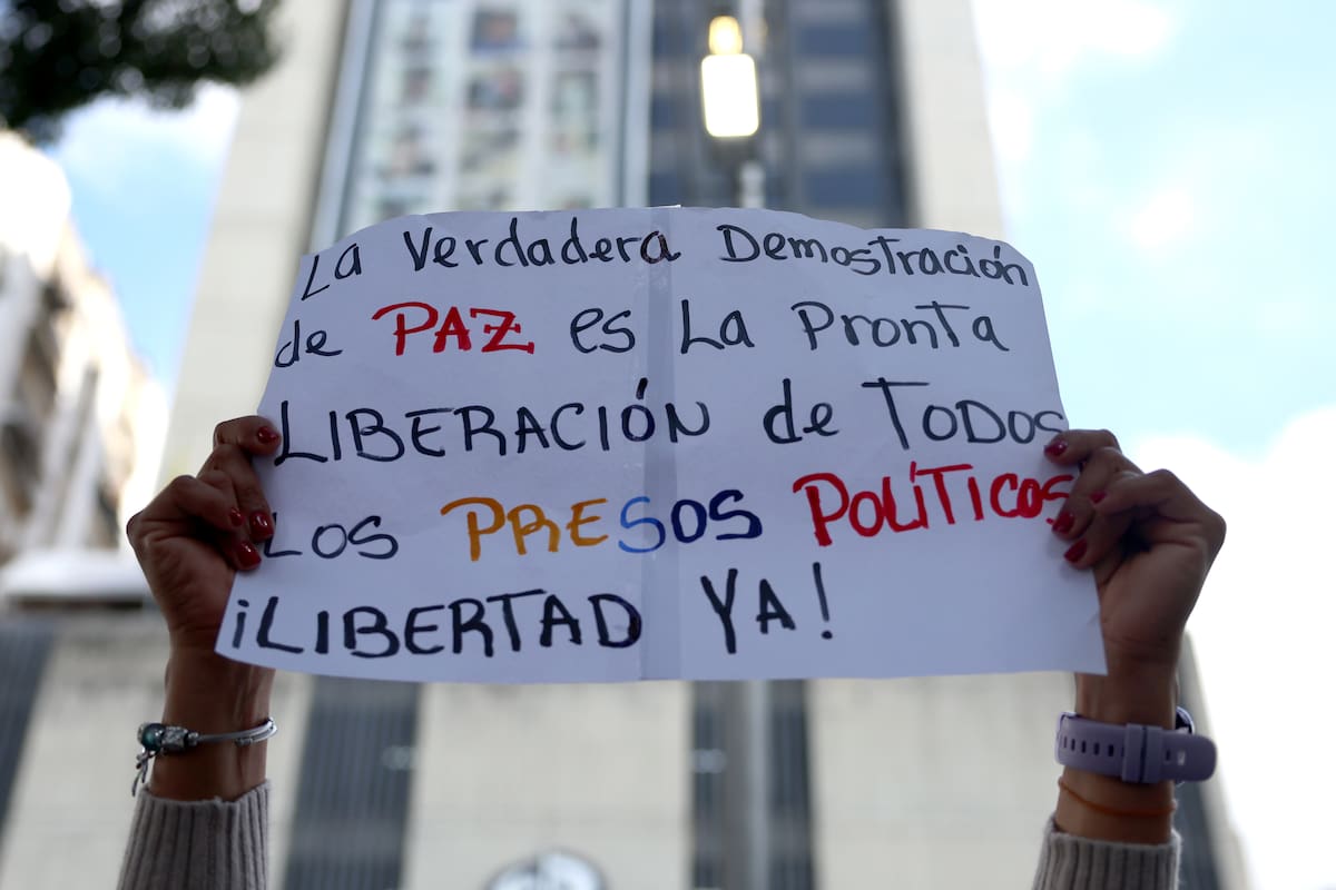 Una persona sostiene un cartel durante una manifestación para exigir la libertad de los presos políticos frente al Ministerio Público en Caracas (Venezuela). La ONG Comité por la Libertad de los Presos Políticos exigió la libertad de todos los detenidos, tras el anuncio de las autoridades de la excarcelación de un "número importante de personas". EFE/ Miguel Gutiérrez