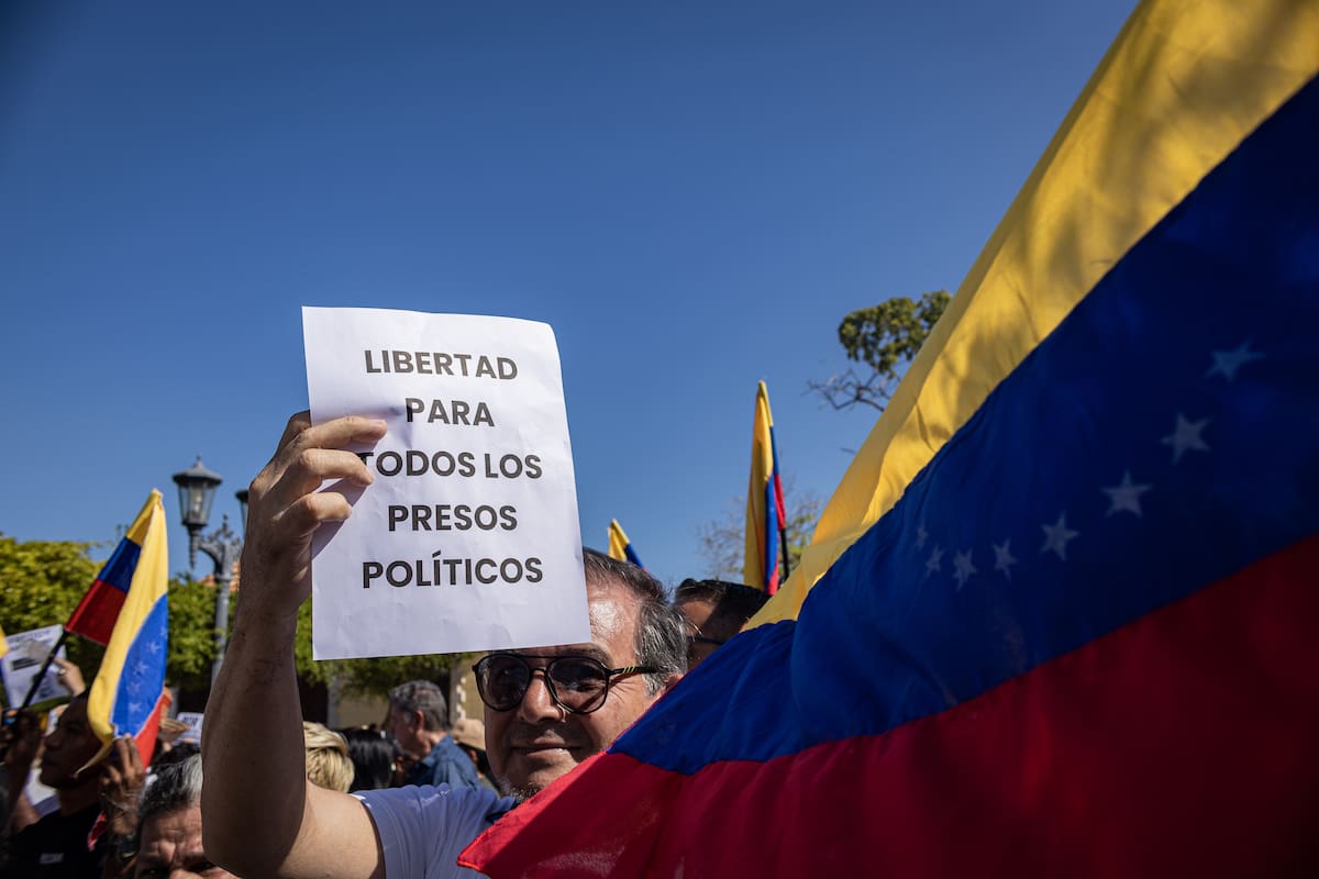 Una persona sostiene un cartel en una manifestación para pedir por la liberación de los presos políticos en Maracaibo (Venezuela). EFE/ Henry Chirinos