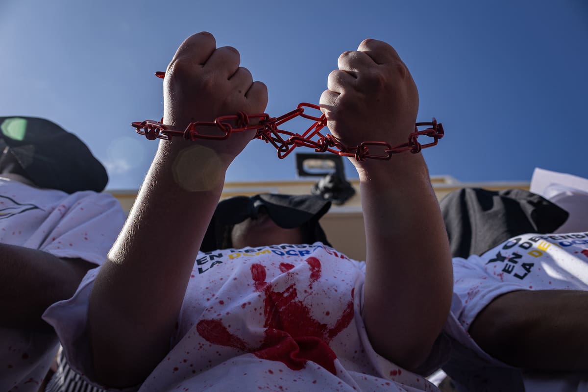 Una persona participa en una manifestación para pedir por la liberación de los presos políticos en Maracaibo (Venezuela). EFE/ Henry Chirinos