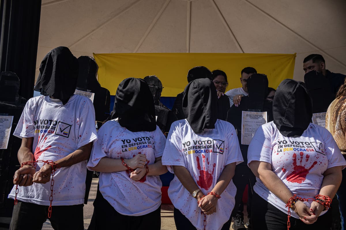 Personas participan en una manifestación para pedir por la liberación de los presos políticos en Maracaibo (Venezuela). EFE/ Henry Chirinos
