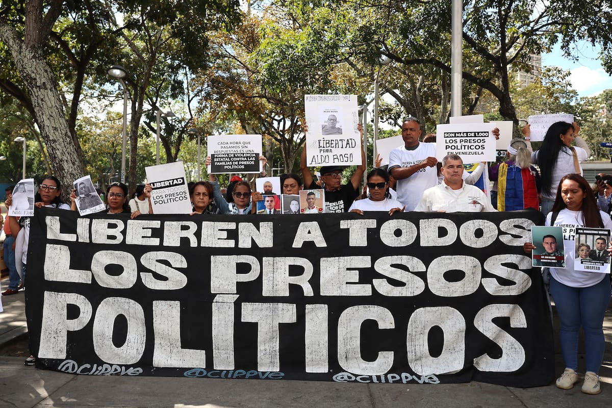 Personas sostienen carteles durante una manifestación para exigir la libertad de los presos políticos frente al Ministerio Público en Caracas (Venezuela). La ONG Comité por la Libertad de los Presos Políticos exigió la libertad de todos los detenidos, tras el anuncio de las autoridades de la excarcelación de un "número importante de personas". EFE/ Miguel Gutiérrez