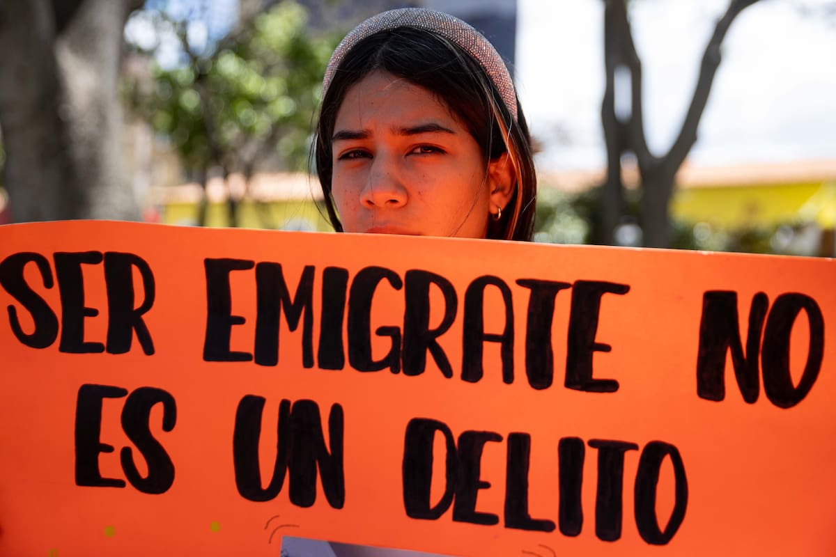 AME2307. CARACAS (VENEZUELA), 24/03/2025.- Una mujer sostiene un cartel durante una manifestación en apoyo a los venezolanos encarcelados en El Salvador, este lunes, en Caracas (Venezuela). Familiares y allegados de migrantes venezolanos se concentraron este lunes en Caracas para pedir justicia y el regreso de sus parientes, a quienes consideran "secuestrados" en El Salvador, luego de que EE.UU. enviara a más de 200 deportados a una cárcel de ese país, acusados de ser presuntos miembros de la banda transnacional Tren de Aragua. EFE/ Ronald Peña R.